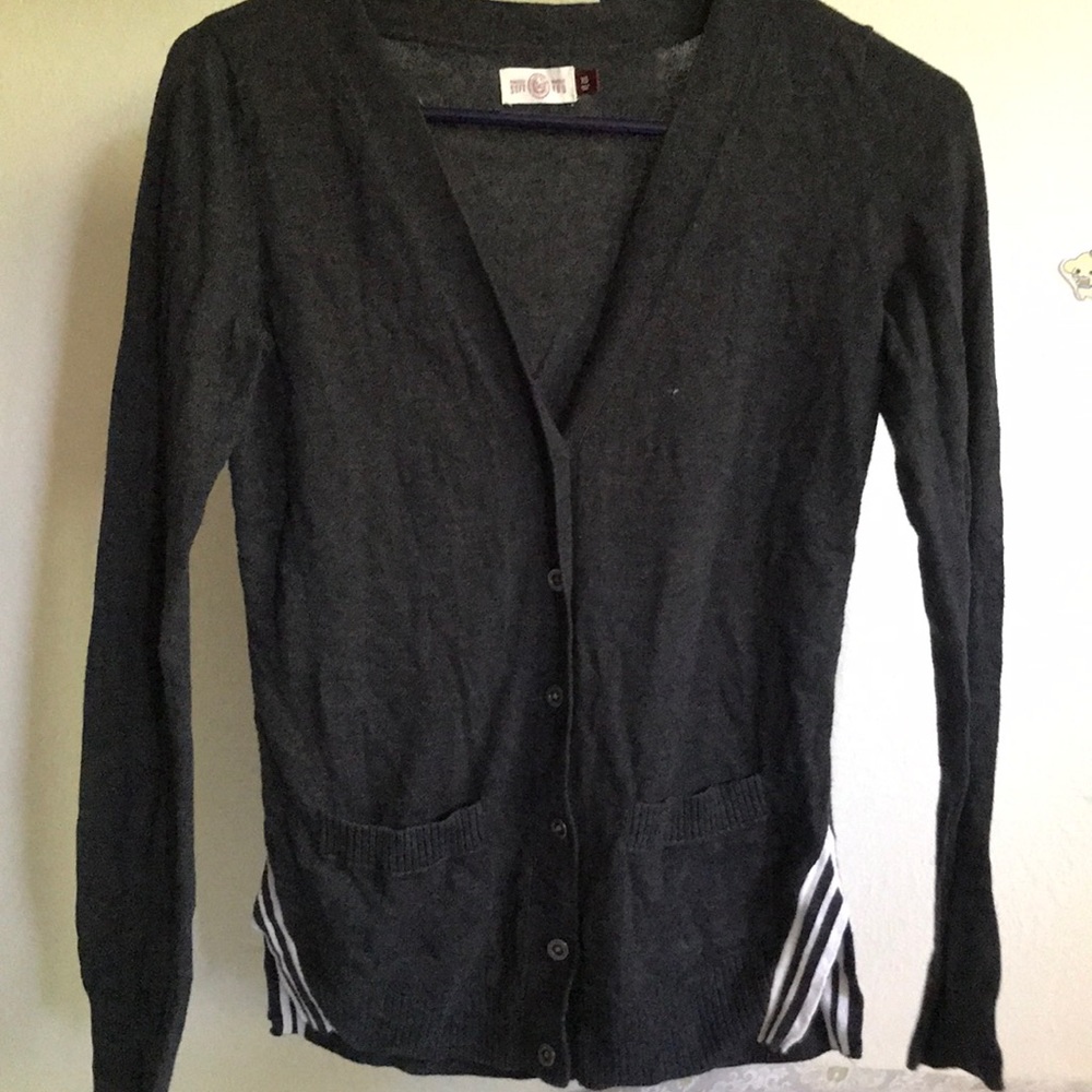 A buttoned Xs  Gray cardigan